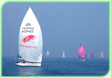 「环岛帆船大赛」的参赛船只扬帆进发。