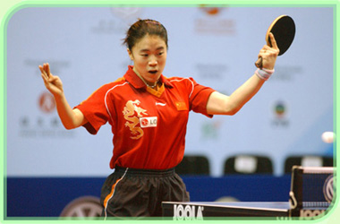 国家运动员王楠在「女子世界杯乒乓球赛」中展示世界级的球技，英姿飒飒。