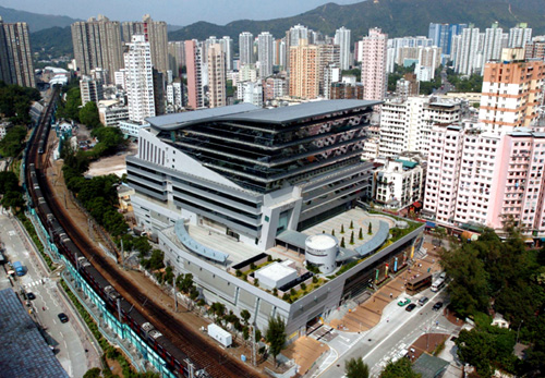 外观设计独特的大埔综合大楼，是本署在二零零四年新落成的九项设施之一。