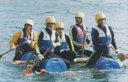 泳池事務見習員參與領袖才能訓練營，划動手製木筏。
