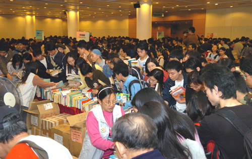 香港公共图书馆举办「旧书义卖活动」，鼓励市民分享书籍并支持书本循环再用。