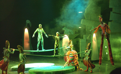 由遵义杂技团和贵州省歌舞团演出的《飞越梦幻国》，精彩绝伦，并为「国际综艺合家欢」揭开序幕。