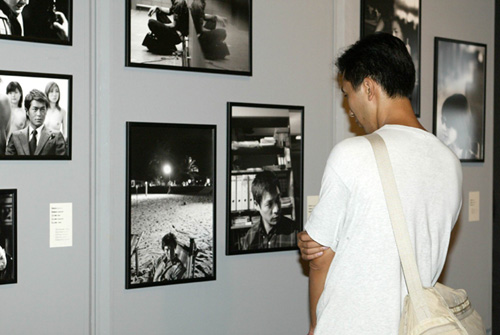 香港电影资料馆共举办了九个展览，其中包括「小说 ． 戏剧 ． 文艺片」（上）和「形影凝 ── 木星相展 」（下），以培养市民欣赏电影艺术的兴趣。