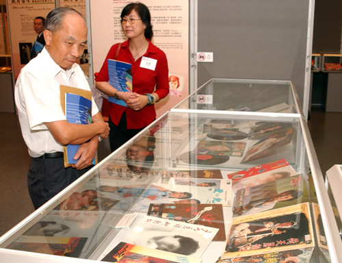 香港中央圖書館舉行「管色清商 ── 香港音樂文獻徵集藏品展」，讓參觀者回顧香港的音樂發展過程。