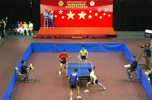 中國國家隊雅典奧運金牌選手在伊利沙伯體育館展示其精湛的乒乓球造詣。