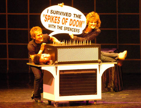 美國史賓沙魔術團呈獻的大型高科技魔術表演《魔幻劇場》。