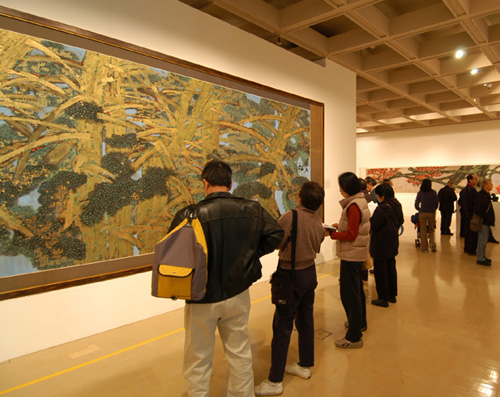 香港藝術館年內舉辦了 20 個展覽，其中包括「瞬間的拓撲  ── 郭衷忠數碼裝置展」（上）和「黃永玉八十藝展」（下），兩者展示的藝術形式迥然不同。