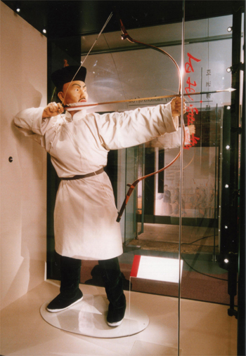 香港海防博物馆举办「百步穿杨：亚洲传统射艺」展览，展出各种弓箭，令人叹为观止。