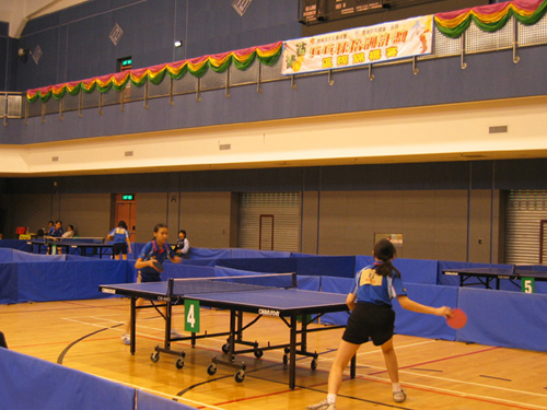 参加「青苗体育培训计划」乒乓球训练项目的体坛新秀在切磋球技。