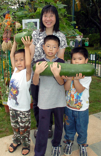 「社區園圃計劃」首個種植研習班的學員分享收成的樂趣。