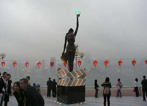 六米高的香港电影金像奖女神像，是位于九龙海旁的星光大道的重要景点，吸引数以百万计旅客前往参观。