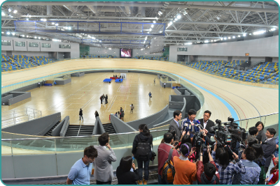 傳媒參觀新建的香港單車館。