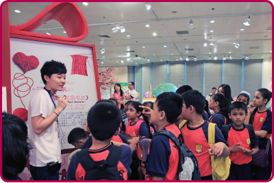 Students responded enthusiastically to a guided tour of the thematic exhibition of Summer Reading Month 2013.