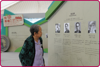 A visitor reads about the contribution of the Hong Kong Independent Battalion of the Dongjiang Column to defending the homeland.
