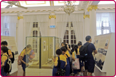 Visitors learn about Dr Sun's family and how they supported Dr Sun's revolutionary career at the Dr Sun Yat-sen and His Family exhibition.