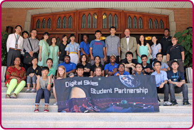 「數碼天空學生交流計劃」的參加者在本港一所中學展示合作成果。
