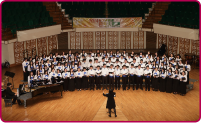 音樂事務處青年合唱團於周年大匯演獻唱。