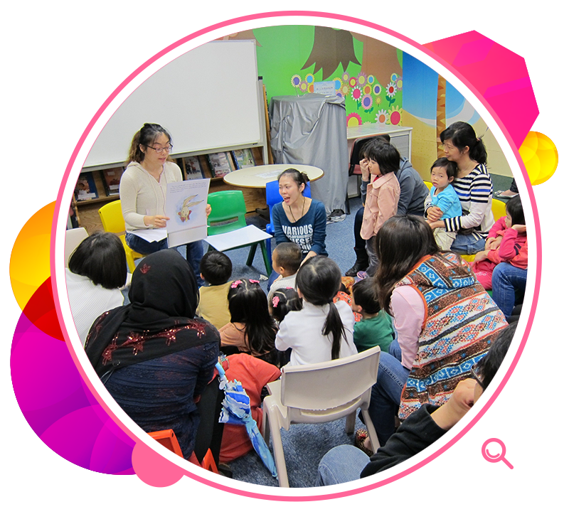 家长与子女一同参加互动故事剧场，分享阅读的乐趣。