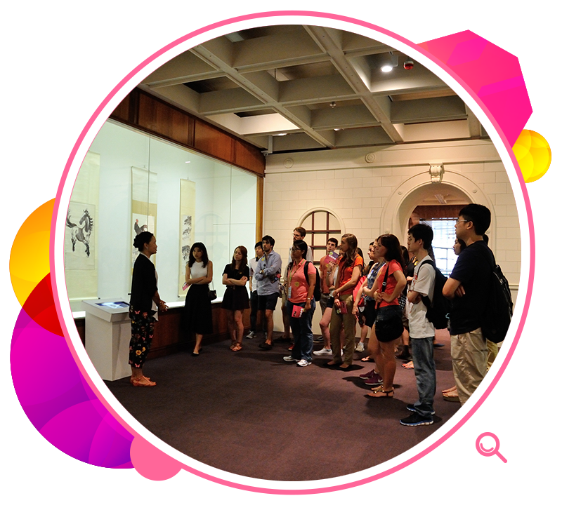 導賞員帶領觀眾參觀「巴黎‧丹青—二十世紀中國畫家展」。