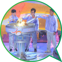 Two gold medallists from the Asian Games Incheon 2014, Mr Shek Wai-hung (left) and Mr Cheng Kwok-fai (right), with artiste Mr Alan Tam (centre), light the cauldron at the Opening Ceremony of the 5th Hong Kong Games.