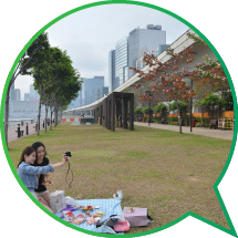 Kwun Tong Promenade offers an array of facilities including an amenity lawn. Park users can enjoy a panoramic view of Victoria Harbour.