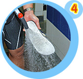 以清水再次冲洗及清除已松脱的污垢，彻底清洁拖鞋；