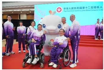 與全運會吉祥物合照