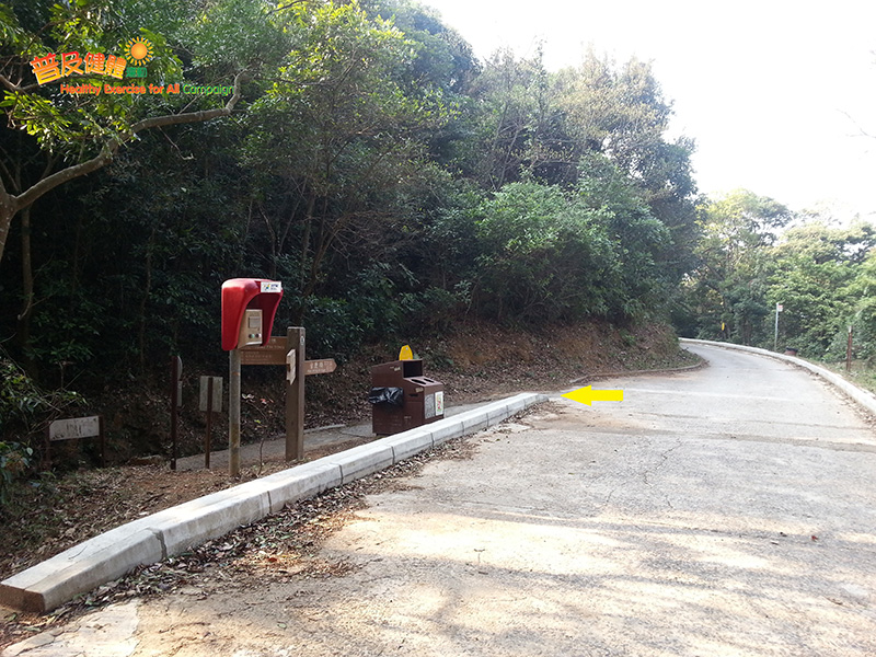 Pay attention to the sign showing the way to Tsing Fai Tong