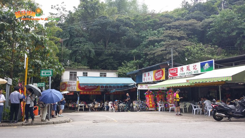 Stores and minibus stop at Luk Keng