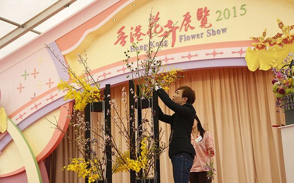 " Dancing with Flowers" - Dr Solomon LEONG (Hong Kong Flower Club)