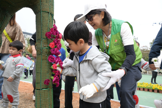 赛马会学童镶嵌花坛