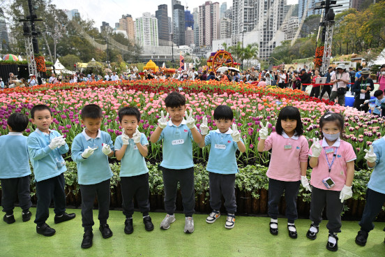 學童換花