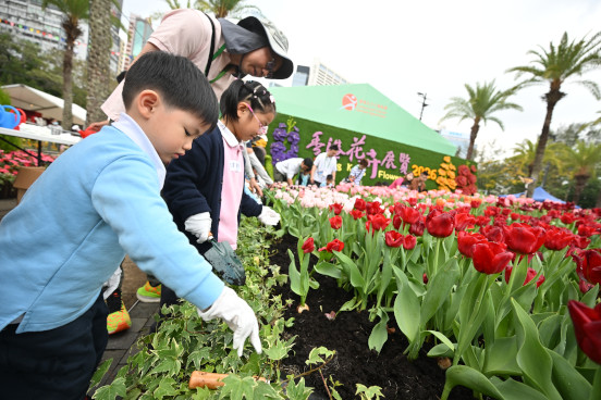 學童換花