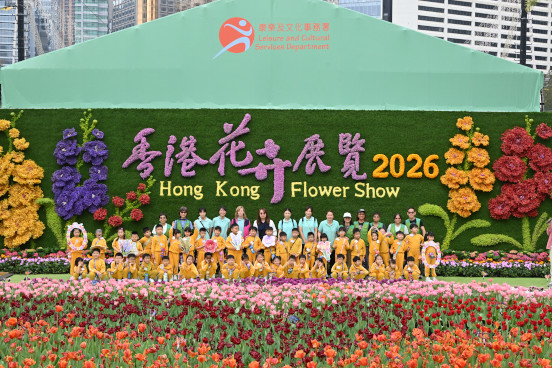 學童換花