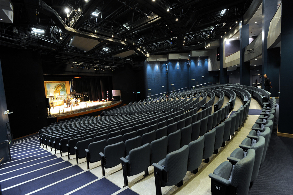 改建後的劇場設有1 031個座位的室內劇院，是西九龍的主要文娛活動表演場地，也是粵劇演出的熱門場所。