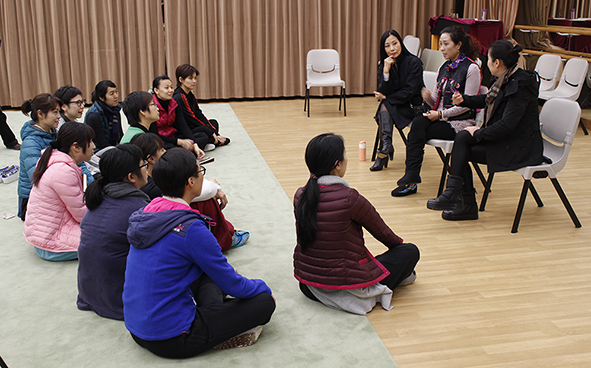 Chairman of The Chinese Artists Association of Hong Kong Dr. Liza Wang, together with teachers from Zhejiang Xiaobaihua Yue Opera Troupe Ms. Hong Ying and Ms. Wei Chun-fang commented on budding artists' performing skills. (Taken on 2 Feb 2016)