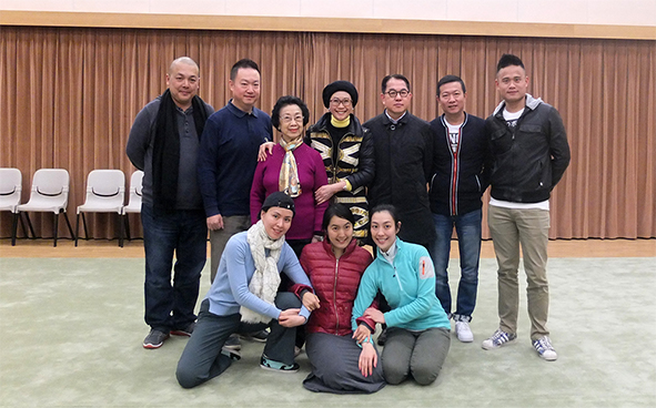粤剧名伶龙剑笙于高山剧场新翼排演室与一众新晋演员排练。(摄于2015年12月19日)