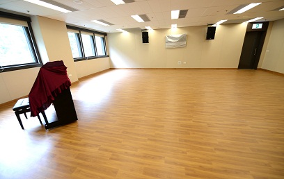 Singing Practice Room provides good accoustics, professional sound system, TV and video playback.