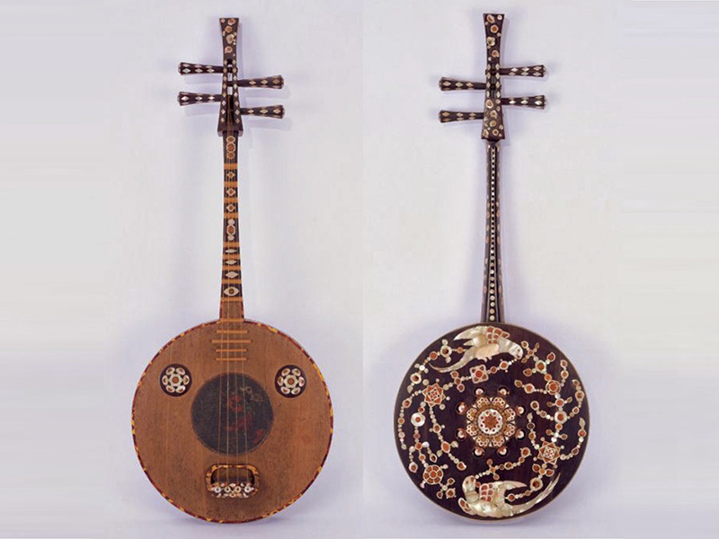 Genkan of shitan with pearl inlay: front (left) and back (right)