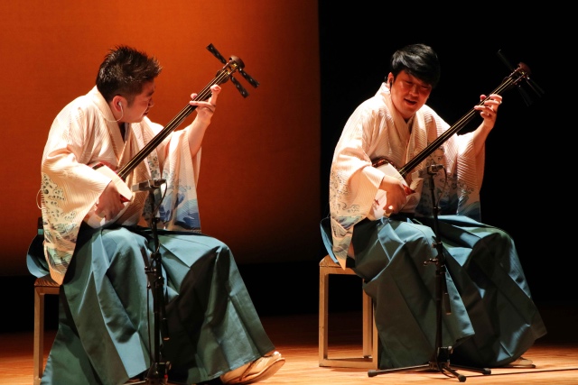 津輕三味線演奏組合「吉田兄弟」：吉田良一郎（左）、吉田健一（右）