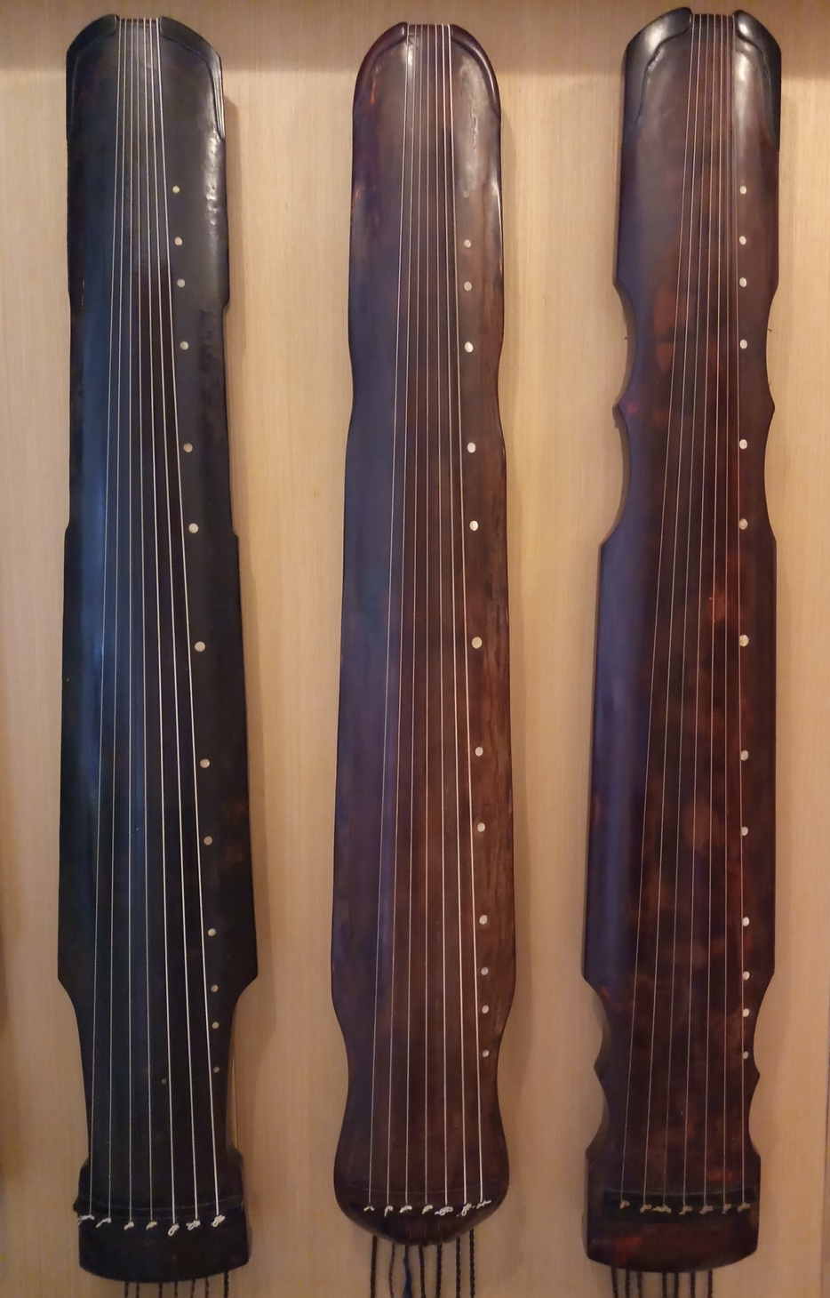 古琴款式 (左起)：仲尼式、蕉叶式、凤势式