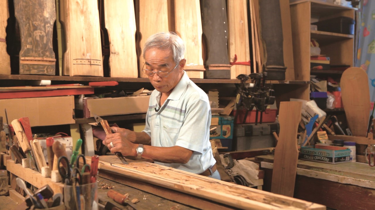 Hollowing: The inner side of the upper board is hollowed out with different chisels. (Demonstration by Choi Chang-sau)