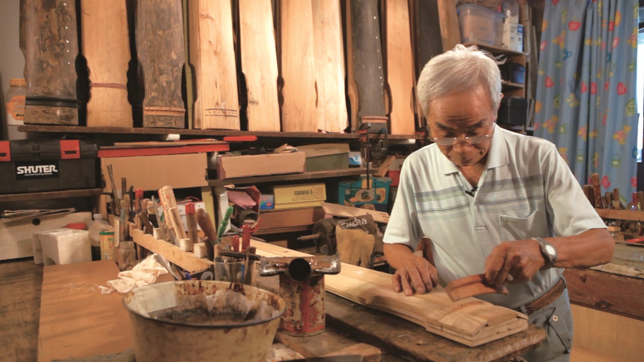 Fitting: Hardwood accessories are installed on the hollowed and conditioned body. (Demonstration by Choi Chang-sau)