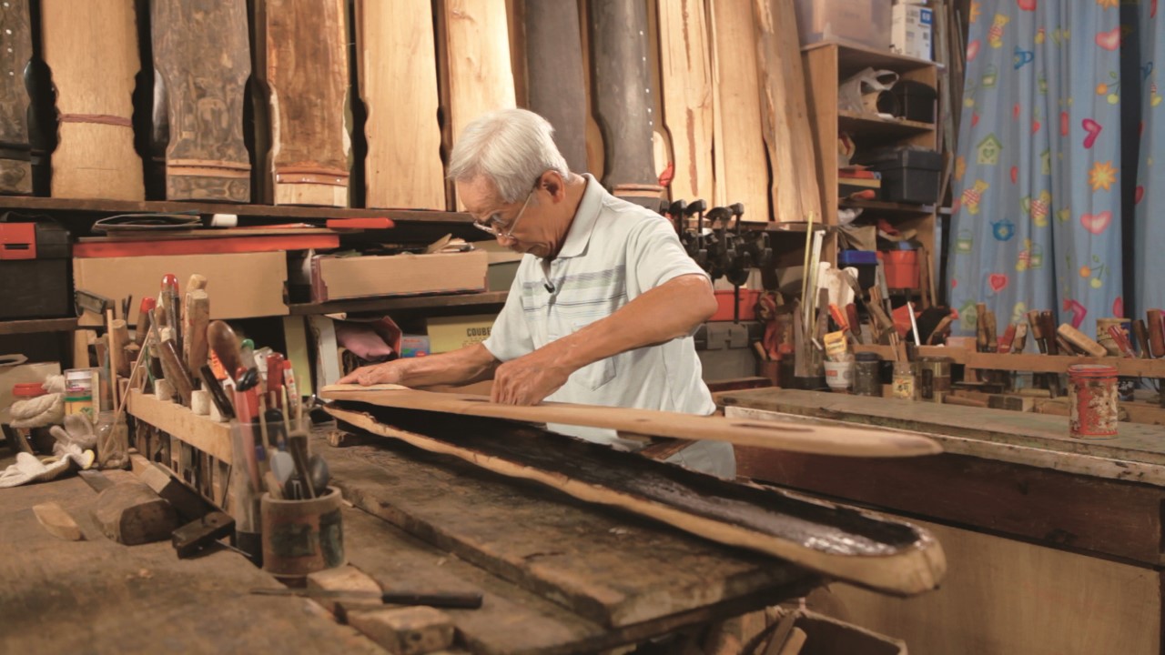 Assembling: The chopped and hollowed top and bottom boards are sticked together with a mixture of raw lacquer and flour, or with animal gum. (Demonstration by Choi Chang-sau)