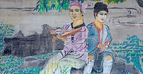 一幅风雨桥彩画，描绘青年男子为女子拉奏牛腿琴，意境十足。