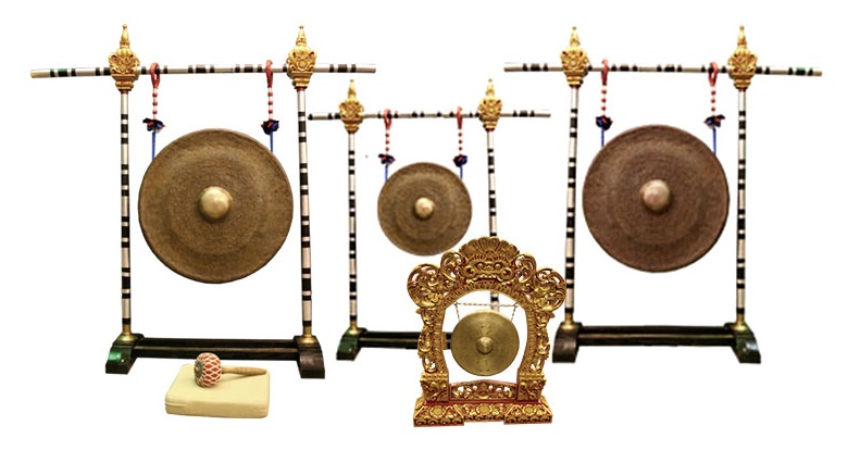 低音大鑼 (gong wadon，左)、中鑼 (kempur，中後)、小鑼 (klentong / kemong，中前)、高音大鑼 (gong lanang，右)
