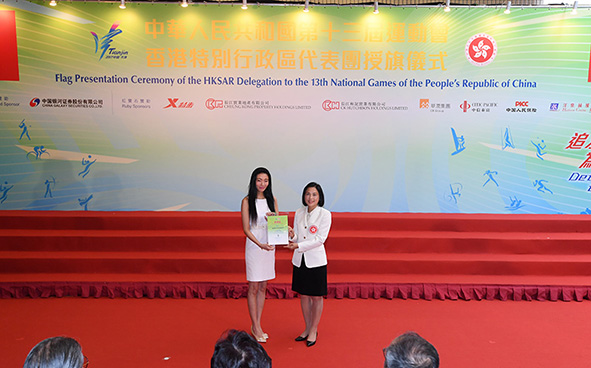 Mrs Betty FUNG, the Permanent Secretary for Home Affairs and Honorary Adviser of the HKSAR Delegation, presented a certificate of appreciation to Ms Leah LIU, the Investor Relations Director of Xtep (Ruby Sponsor).