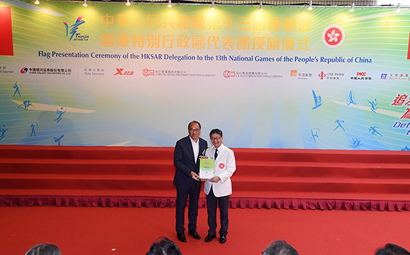 Mr Tony YUE, the Vice-Chairman of the Organising Committee of the HKSAR Delegation and Chairman of its Executive Committee, presented a certificate of appreciation to Dr LAM Tai-fai, the Chairman of the Hong Kong Sports Institute (Supporting Organisation).