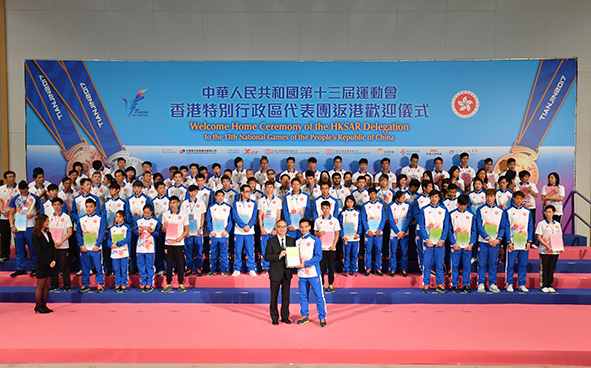 Mr LAU Kong-wah, the Secretary for Home Affairs and Head of the HKSAR Delegation to the 13th National Games, presented a certificate of merit to Mr CHENG Tsz-man, Chris, silver medalist of the Men’s Individual Kata (Karatedo)