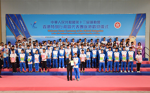 Mr LAU Kong-wah, the Secretary for Home Affairs and Head of the HKSAR Delegation to the 13th National Games, presented a certificate of merit to
 Mr Nicholas Edward Choi, silver medalist of the Men’s Foil Individual (Fencing)